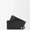 Pebble Slider-kortficka i glänsande nappakalvskinn, svart/mörk khaki Pebble Slider-kortficka i glänsande nappakalvskinn, svart/mörk khaki