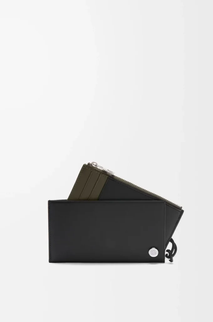 Pebble Slider-kortficka i glänsande nappakalvskinn, svart/mörk khaki Pebble Slider-kortficka i glänsande nappakalvskinn, svart/mörk khaki