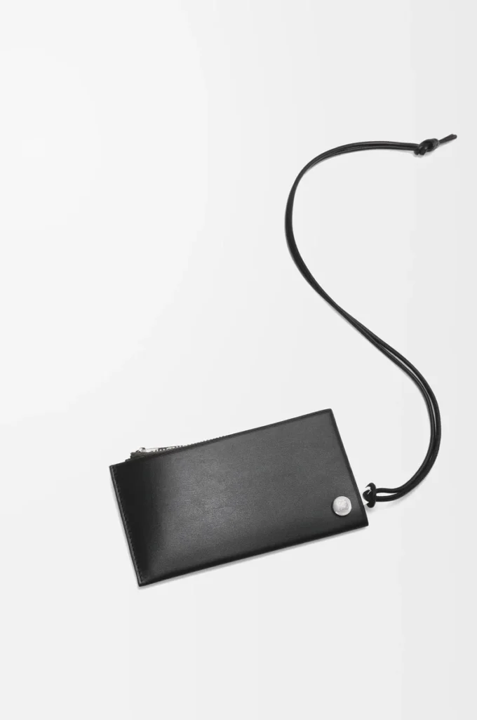 Pebble Slider-kortficka i glänsande nappakalvskinn, svart/mörk khaki Pebble Slider-kortficka i glänsande nappakalvskinn, svart/mörk khaki