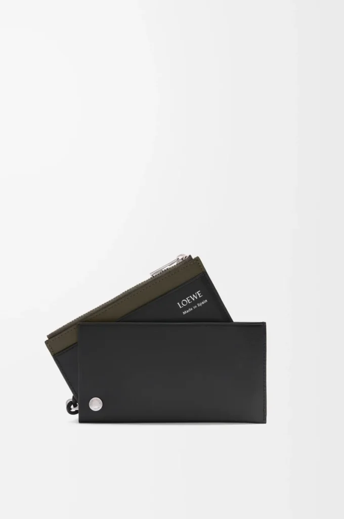 Pebble Slider-kortficka i glänsande nappakalvskinn, svart/mörk khaki Pebble Slider-kortficka i glänsande nappakalvskinn, svart/mörk khaki