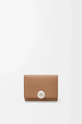 Pebble trefaldig plånbok i pebble grain kalvskinn Mocha