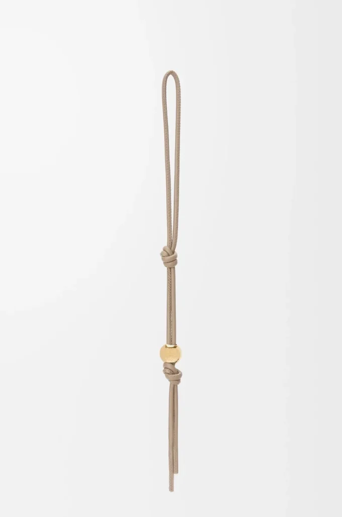 Personlig rem i klassiskt kalvskinn Sand/Gold Personlig rem i klassiskt kalvskinn Sand/Gold