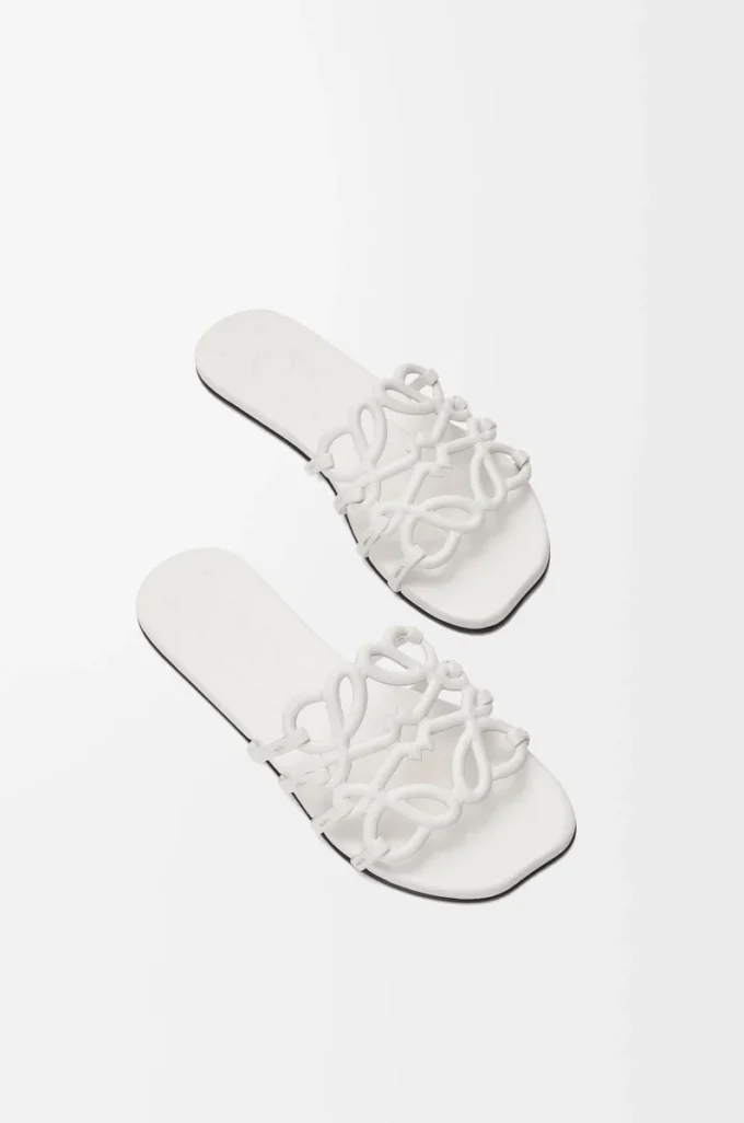 Petal Anagram-sandaler i mjukt kalvskinn Anthurium White Petal Anagram-sandaler i mjukt kalvskinn Anthurium White