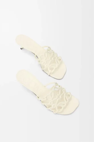 Petal Anagram-sandaler i mjukt kalvskinn Anthurium White Petal Anagram-sandaler i mjukt kalvskinn Anthurium White