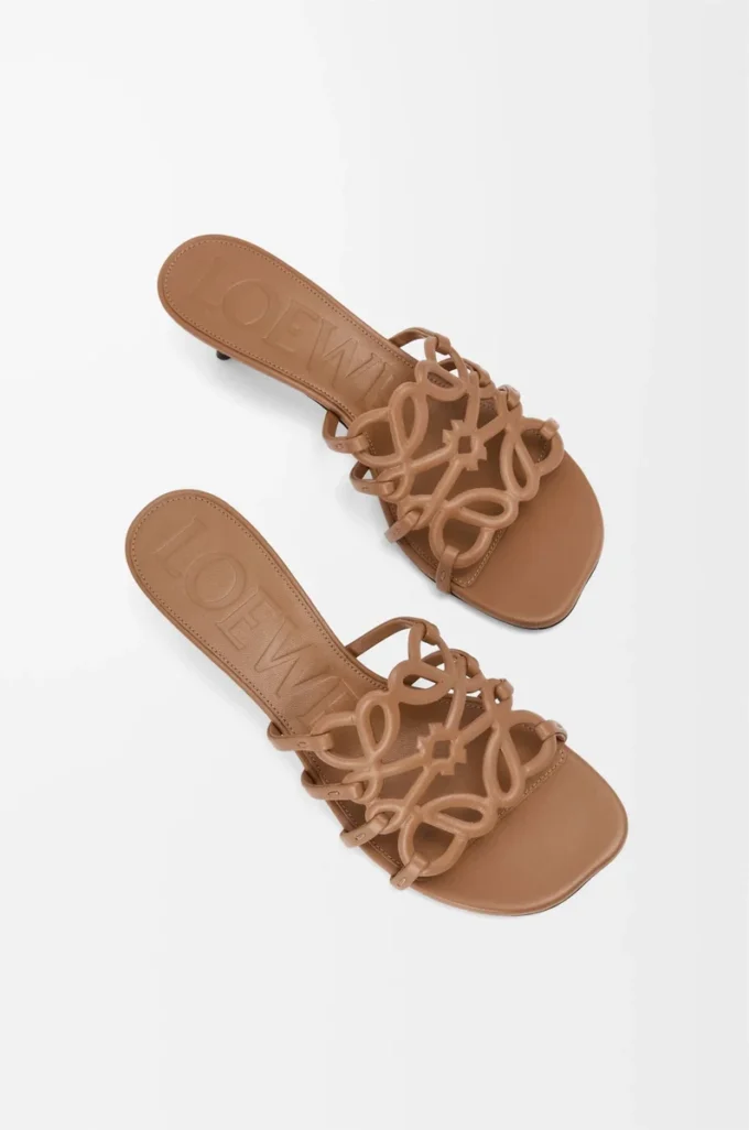 Petal Anagram-sandaler i mjukt kalvskinn Camel Petal Anagram-sandaler i mjukt kalvskinn Camel