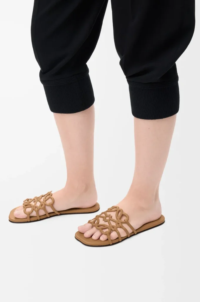 Petal Anagram-sandaler i mjukt kalvskinn Camel Petal Anagram-sandaler i mjukt kalvskinn Camel
