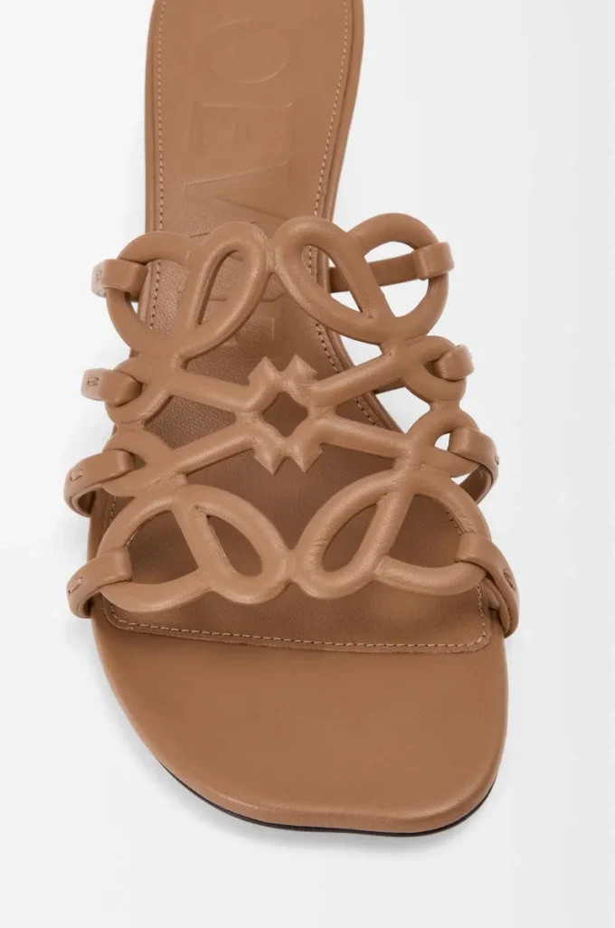 Petal Anagram-sandaler i mjukt kalvskinn Camel Petal Anagram-sandaler i mjukt kalvskinn Camel