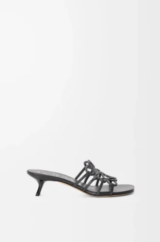 Petal Anagram-sandaler i mjukt kalvskinn, svarta Petal Anagram-sandaler i mjukt kalvskinn, svarta