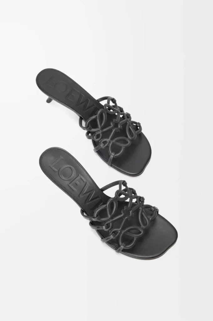 Petal Anagram-sandaler i mjukt kalvskinn, svarta Petal Anagram-sandaler i mjukt kalvskinn, svarta