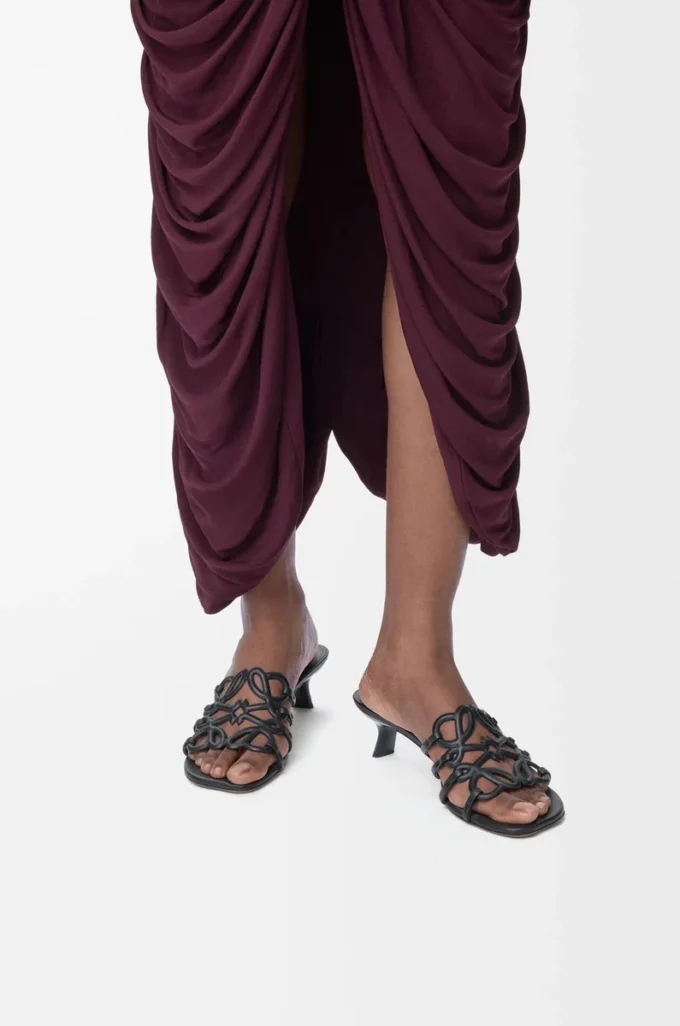 Petal Anagram-sandaler i mjukt kalvskinn, svarta Petal Anagram-sandaler i mjukt kalvskinn, svarta