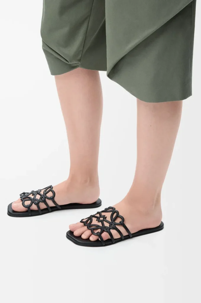Petal Anagram-sandaler i mjukt kalvskinn, svarta Petal Anagram-sandaler i mjukt kalvskinn, svarta