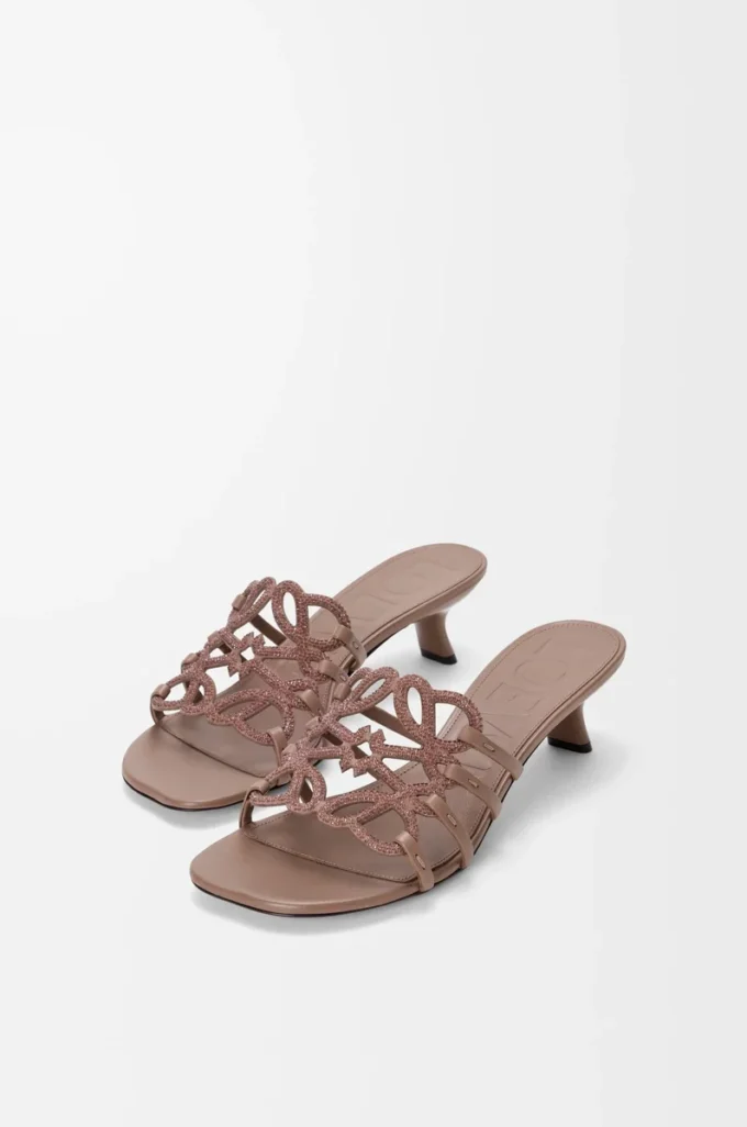 Petal Anagram-sandaler i strassprydd mocka Ljus taupe Petal Anagram-sandaler i strassprydd mocka Ljus taupe