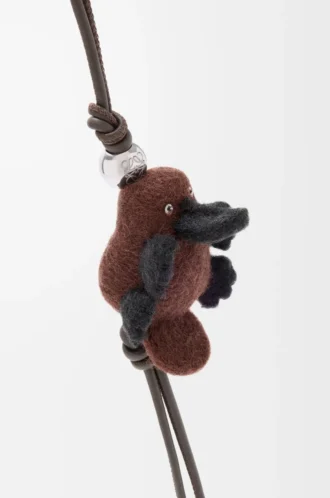 Platypus-berlock i filt Choklad/Svart