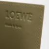 Öppen korthållare i texturerat klassiskt kalvskinn Dark Khaki Öppen korthållare i texturerat klassiskt kalvskinn Dark Khaki