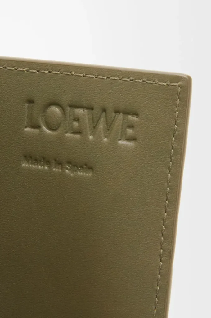 Öppen korthållare i texturerat klassiskt kalvskinn Dark Khaki Öppen korthållare i texturerat klassiskt kalvskinn Dark Khaki