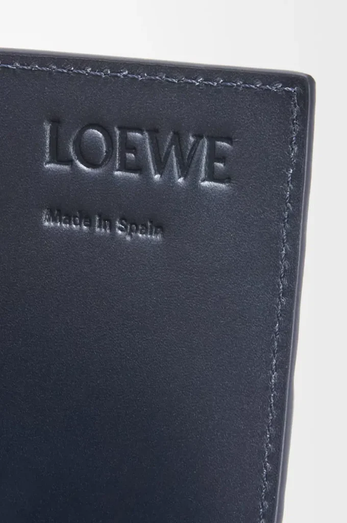 Öppen korthållare i texturerat klassiskt kalvskinn Deep Navy Öppen korthållare i texturerat klassiskt kalvskinn Deep Navy