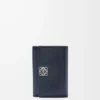 Puffer Anagram liten vertikal plånbok i glänsande nappa kalvskinn Deep Navy Puffer Anagram liten vertikal plånbok i glänsande nappa kalvskinn Deep Navy