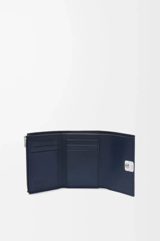 Puffer Anagram liten vertikal plånbok i glänsande nappa kalvskinn Deep Navy Puffer Anagram liten vertikal plånbok i glänsande nappa kalvskinn Deep Navy