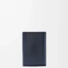 Puffer Anagram liten vertikal plånbok i glänsande nappa kalvskinn Deep Navy Puffer Anagram liten vertikal plånbok i glänsande nappa kalvskinn Deep Navy