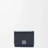 Puffer Anagram trefaldig plånbok i glänsande nappa kalvskinn Deep Navy Puffer Anagram trefaldig plånbok i glänsande nappa kalvskinn Deep Navy