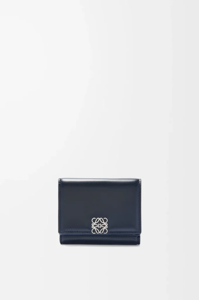 Puffer Anagram trefaldig plånbok i glänsande nappa kalvskinn Deep Navy Puffer Anagram trefaldig plånbok i glänsande nappa kalvskinn Deep Navy