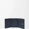 Puffer Anagram trefaldig plånbok i glänsande nappa kalvskinn Deep Navy Puffer Anagram trefaldig plånbok i glänsande nappa kalvskinn Deep Navy