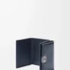 Puffer Anagram trefaldig plånbok i glänsande nappa kalvskinn Deep Navy Puffer Anagram trefaldig plånbok i glänsande nappa kalvskinn Deep Navy