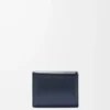 Puffer Anagram trefaldig plånbok i glänsande nappa kalvskinn Deep Navy Puffer Anagram trefaldig plånbok i glänsande nappa kalvskinn Deep Navy