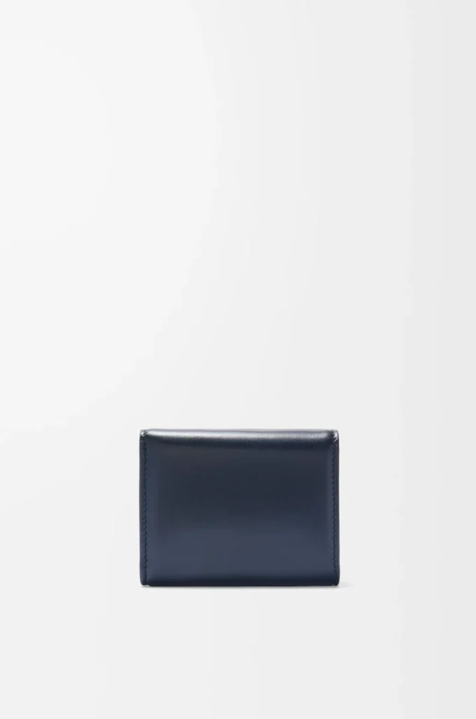Puffer Anagram trefaldig plånbok i glänsande nappa kalvskinn Deep Navy Puffer Anagram trefaldig plånbok i glänsande nappa kalvskinn Deep Navy