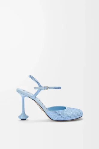 Pumps med ankelrem i rhinestone-dekorerat mocka Baby Blue