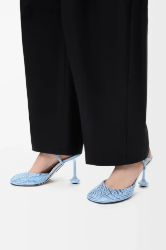 Pumps med ankelrem i rhinestone-dekorerat mocka Baby Blue