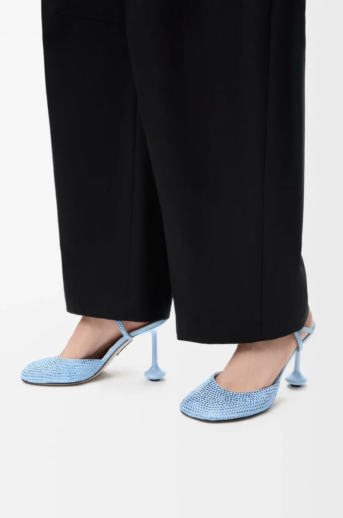 Pumps med ankelrem i rhinestone-dekorerat mocka Baby Blue Pumps med ankelrem i rhinestone-dekorerat mocka Baby Blue
