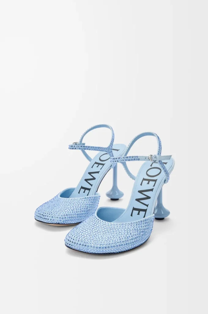 Pumps med ankelrem i rhinestone-dekorerat mocka Baby Blue Pumps med ankelrem i rhinestone-dekorerat mocka Baby Blue