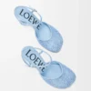 Pumps med ankelrem i rhinestone-dekorerat mocka Baby Blue Pumps med ankelrem i rhinestone-dekorerat mocka Baby Blue