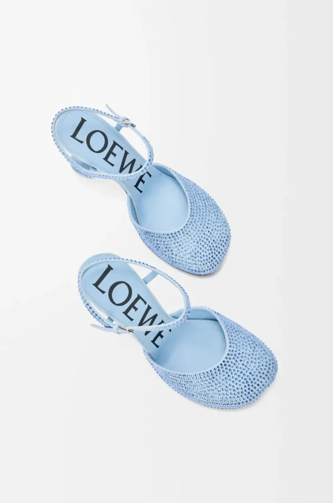 Pumps med ankelrem i rhinestone-dekorerat mocka Baby Blue Pumps med ankelrem i rhinestone-dekorerat mocka Baby Blue