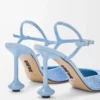 Pumps med ankelrem i rhinestone-dekorerat mocka Baby Blue Pumps med ankelrem i rhinestone-dekorerat mocka Baby Blue