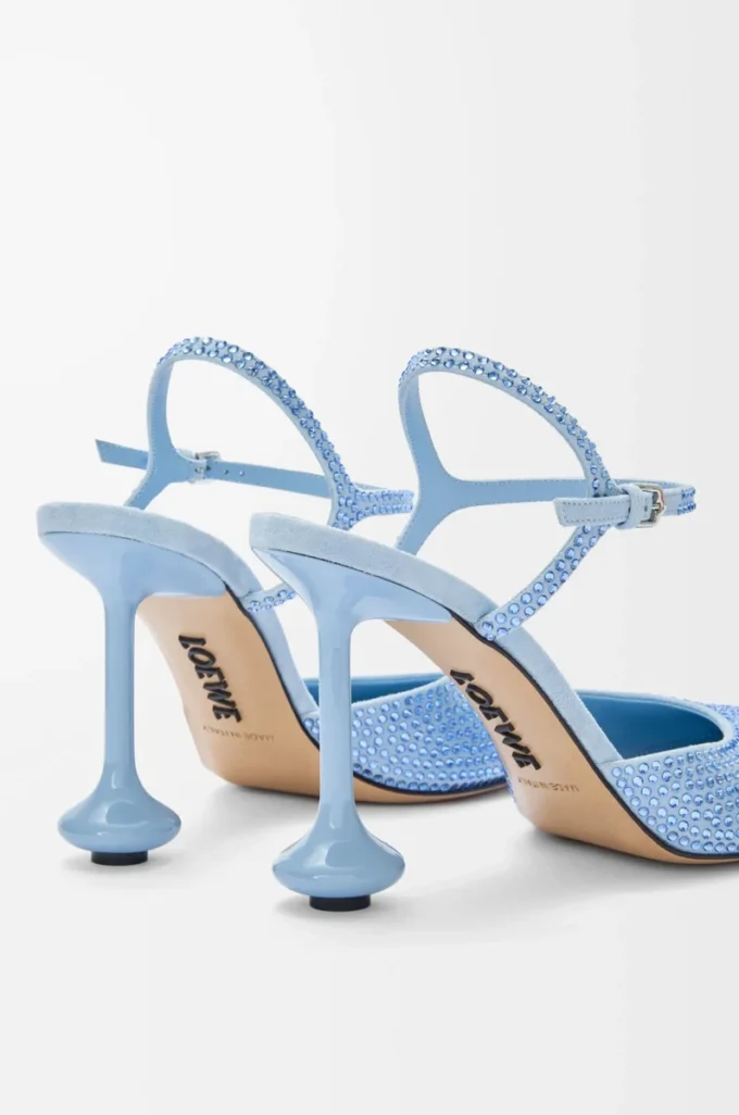Pumps med ankelrem i rhinestone-dekorerat mocka Baby Blue Pumps med ankelrem i rhinestone-dekorerat mocka Baby Blue