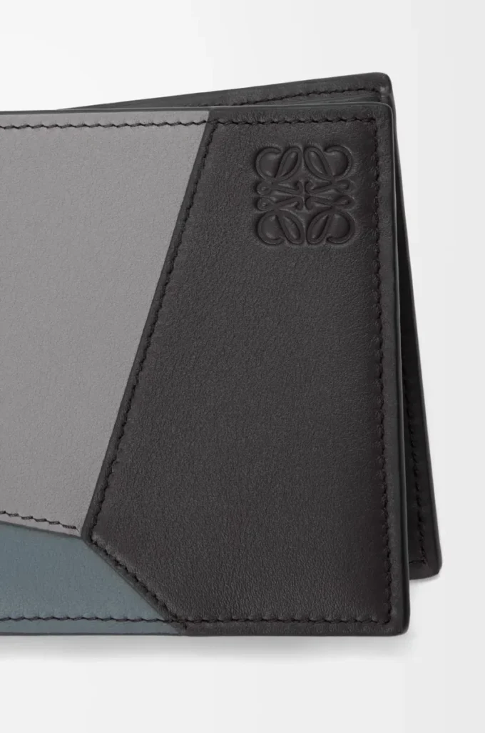Puzzle bifold myntplånbok i klassiskt kalvskinn Asphalt Grey/Storm Blue Puzzle bifold myntplånbok i klassiskt kalvskinn Asphalt Grey/Storm Blue