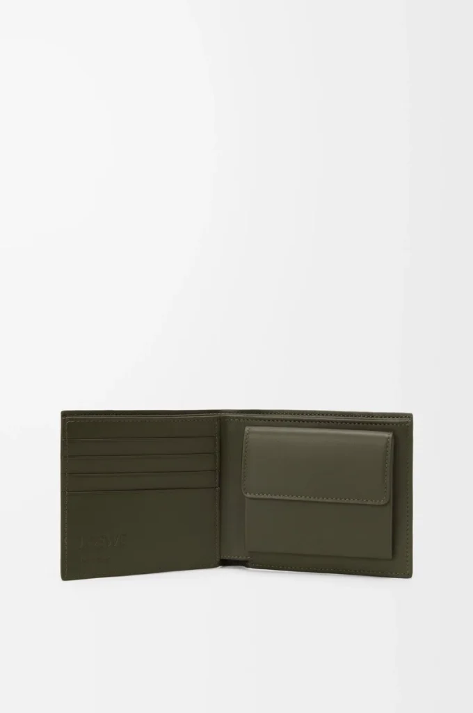 Puzzle bifold myntplånbok i klassiskt kalvskinn Dark Khaki Puzzle bifold myntplånbok i klassiskt kalvskinn Dark Khaki