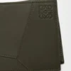 Puzzle bifold myntplånbok i klassiskt kalvskinn Dark Khaki Puzzle bifold myntplånbok i klassiskt kalvskinn Dark Khaki