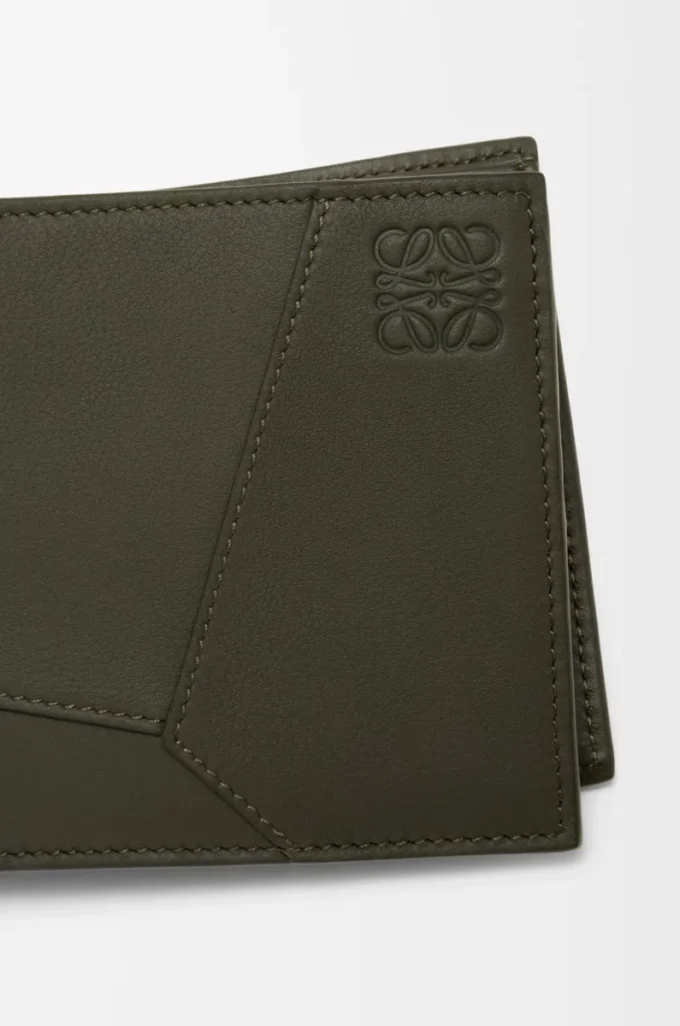 Puzzle bifold myntplånbok i klassiskt kalvskinn Dark Khaki Puzzle bifold myntplånbok i klassiskt kalvskinn Dark Khaki