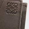 Puzzle bifold myntplånbok i klassiskt kalvskinn, mörkgrå