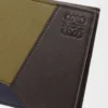 Puzzle bifold myntplånbok i klassiskt kalvskinn Oliv/Mörkbrun Puzzle bifold myntplånbok i klassiskt kalvskinn Oliv/Mörkbrun
