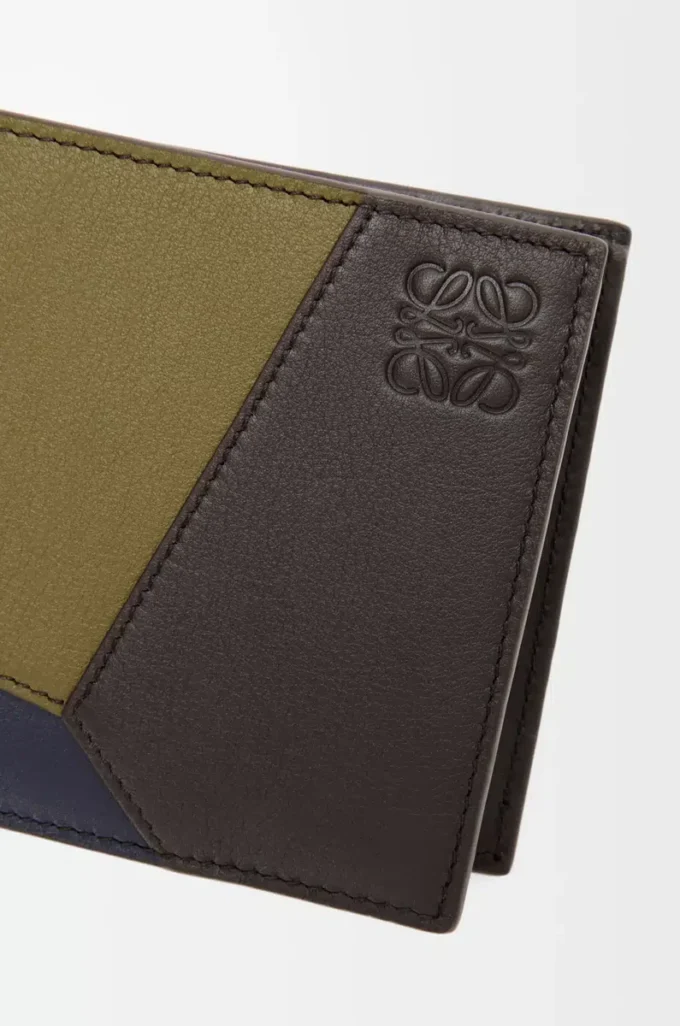 Puzzle bifold myntplånbok i klassiskt kalvskinn Oliv/Mörkbrun Puzzle bifold myntplånbok i klassiskt kalvskinn Oliv/Mörkbrun