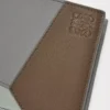Puzzle bifold myntplånbok i klassiskt kalvskinn Winter Brown/Ash Grey Puzzle bifold myntplånbok i klassiskt kalvskinn Winter Brown/Ash Grey