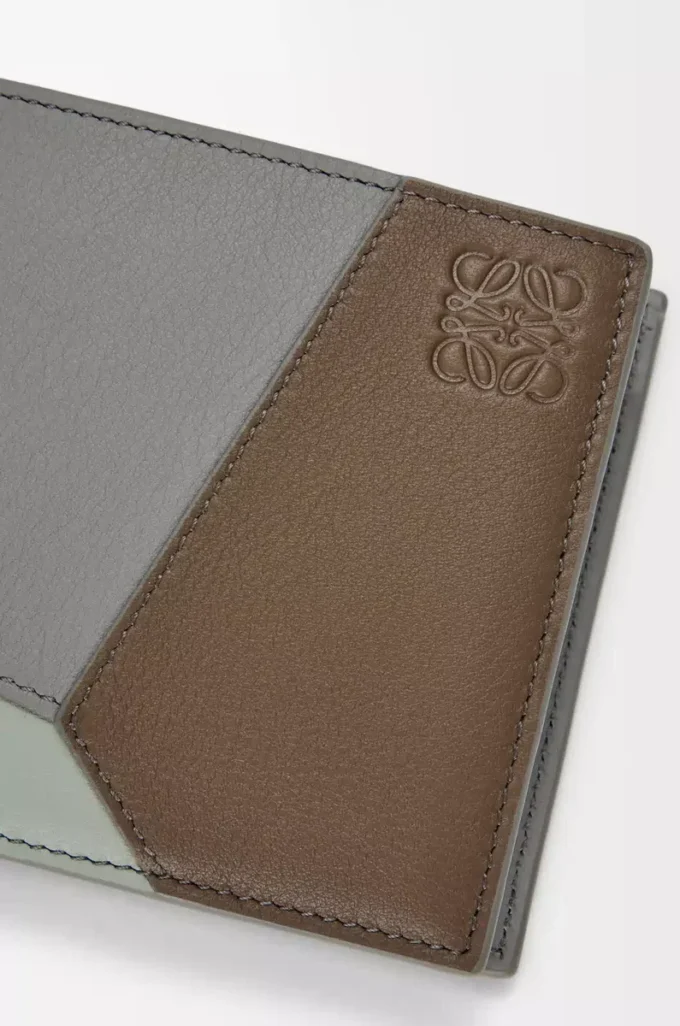 Puzzle bifold myntplånbok i klassiskt kalvskinn Winter Brown/Ash Grey Puzzle bifold myntplånbok i klassiskt kalvskinn Winter Brown/Ash Grey