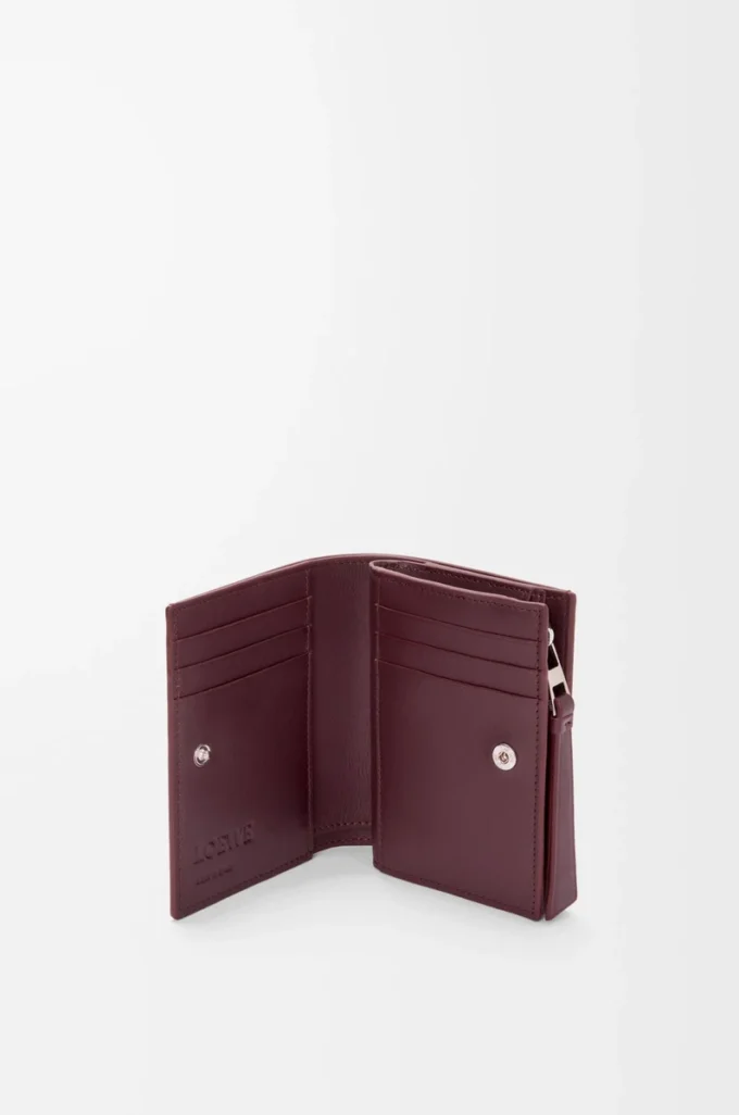 Puzzle kompakt plånbok i klassiskt kalvskinn Frozen/mörk burgundy Puzzle kompakt plånbok i klassiskt kalvskinn Frozen/mörk burgundy