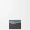 Puzzle kortfodral i klassiskt kalvskinn Asphalt Grey/Storm Blue Puzzle kortfodral i klassiskt kalvskinn Asphalt Grey/Storm Blue