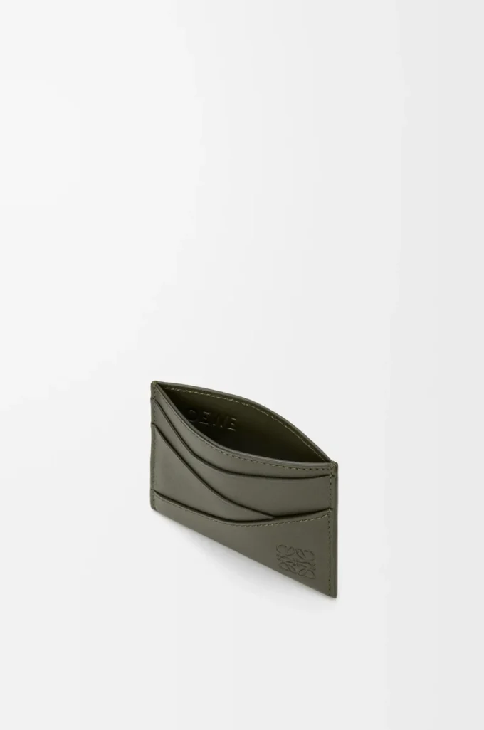 Puzzle kortfodral i klassiskt kalvskinn Dark Khaki Puzzle kortfodral i klassiskt kalvskinn Dark Khaki