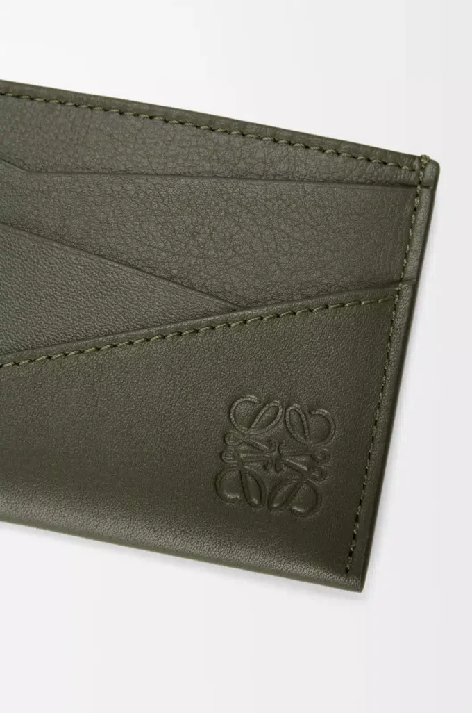 Puzzle kortfodral i klassiskt kalvskinn Dark Khaki Puzzle kortfodral i klassiskt kalvskinn Dark Khaki